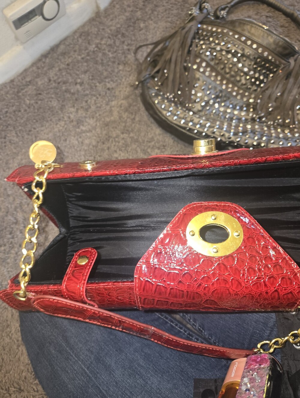Red Croc-Embossed Barrel Handbag with Gold Chain For Wine Bottle - Picture 14 of 14